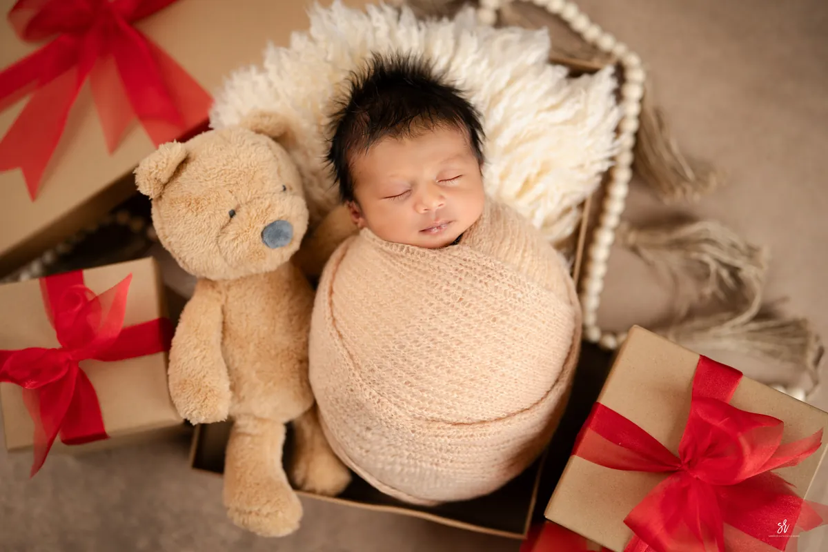 Carefully styled newborn portrait preserving the smallest days · 18