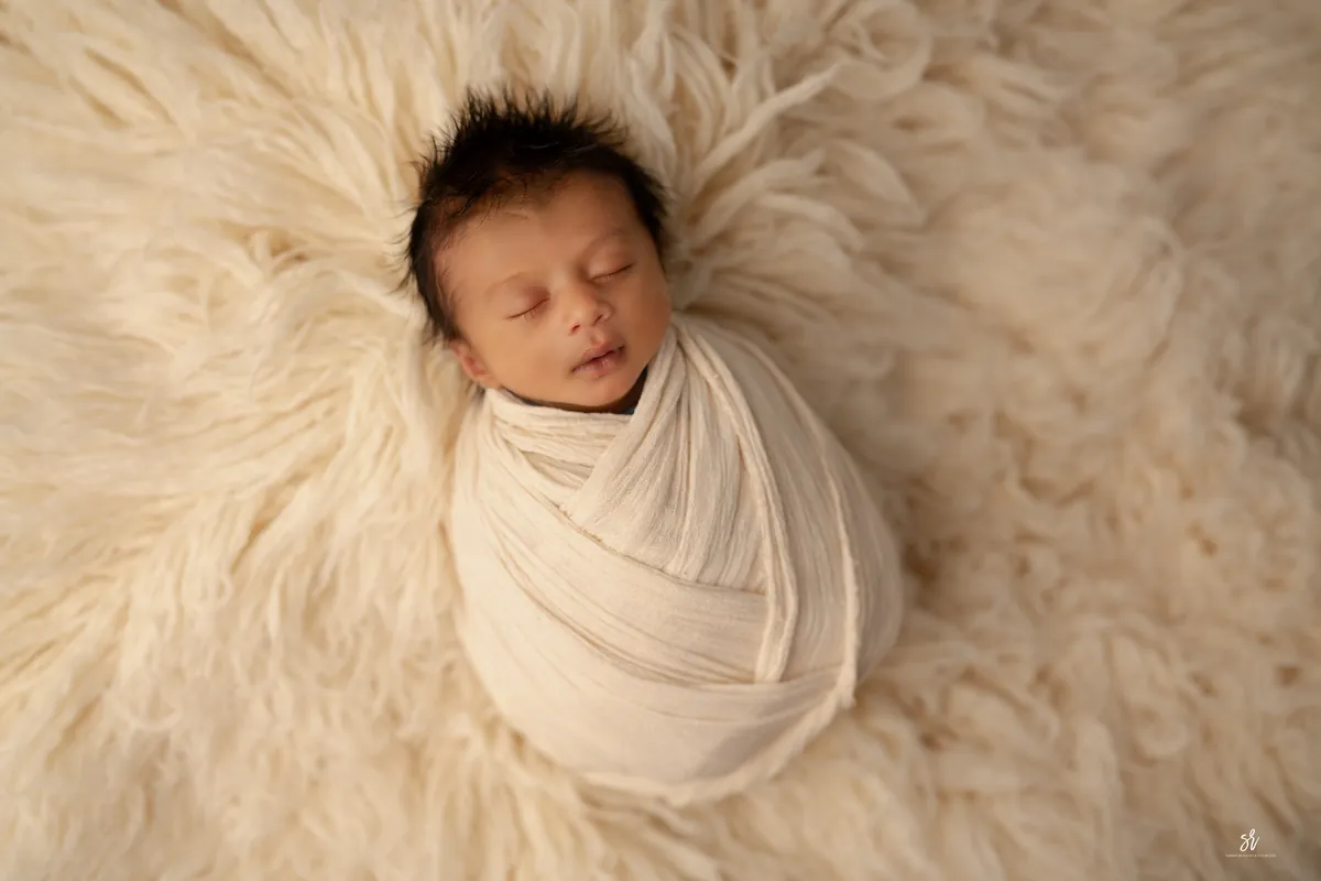 Carefully styled newborn portrait preserving the smallest days · 20